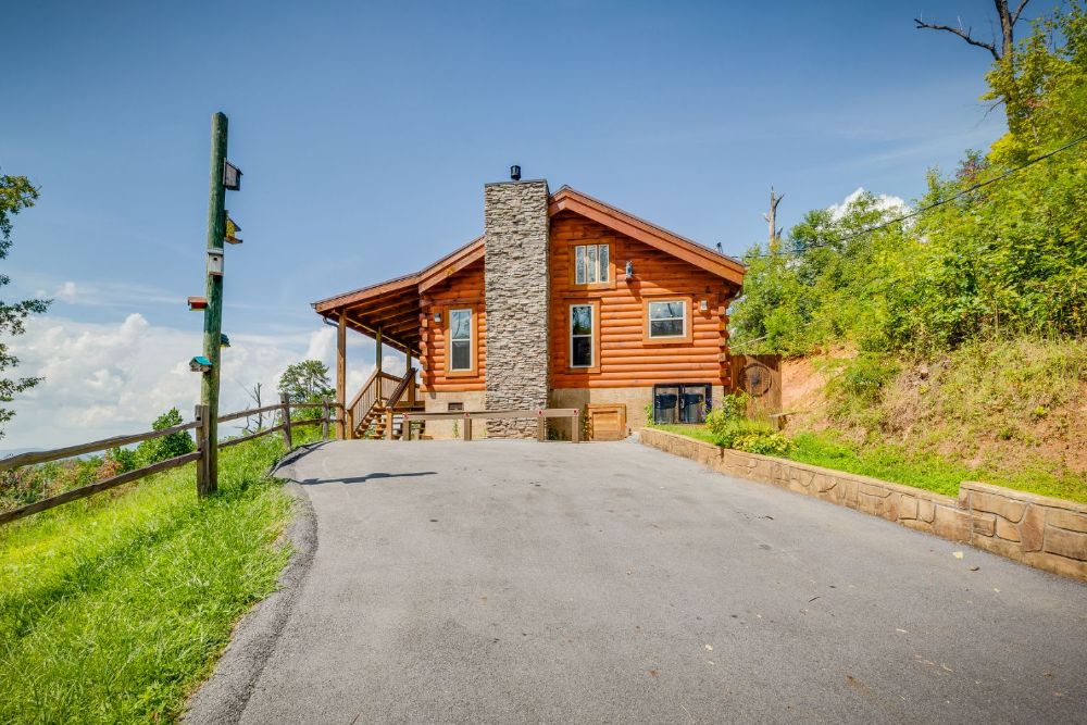 Gatlinburg Cabin - Lifes a Bear - Featured