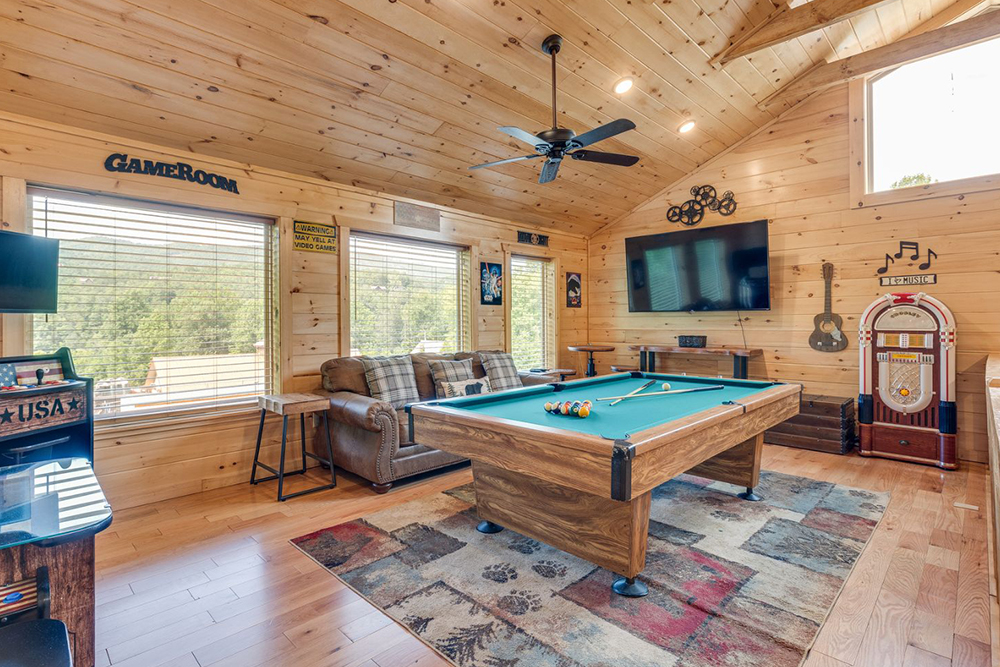 Gatlinburg Cabin - The Foxtail Lodge - Featured